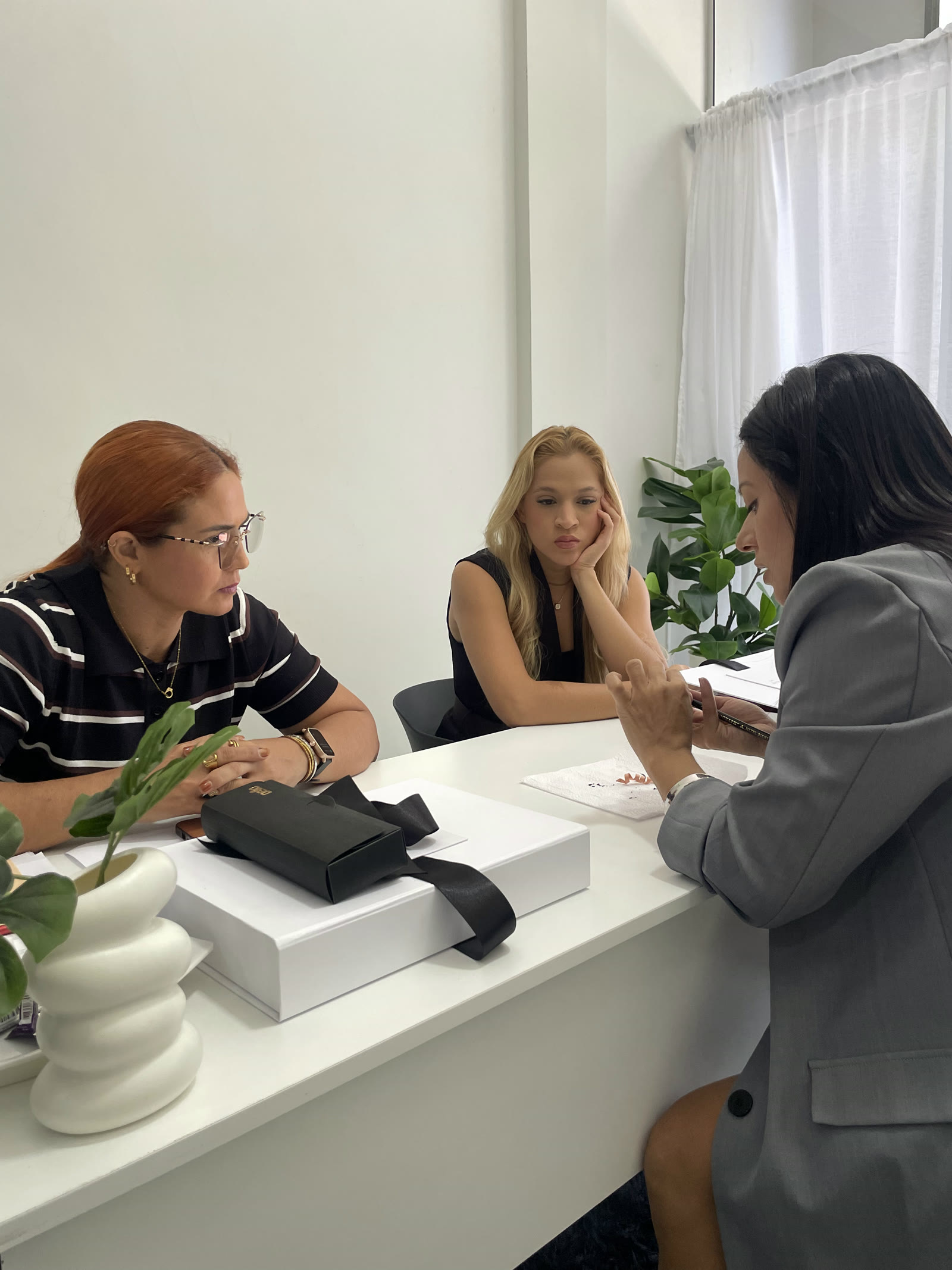 Nicole Amorim explicando a técnica para duas alunas na mesa