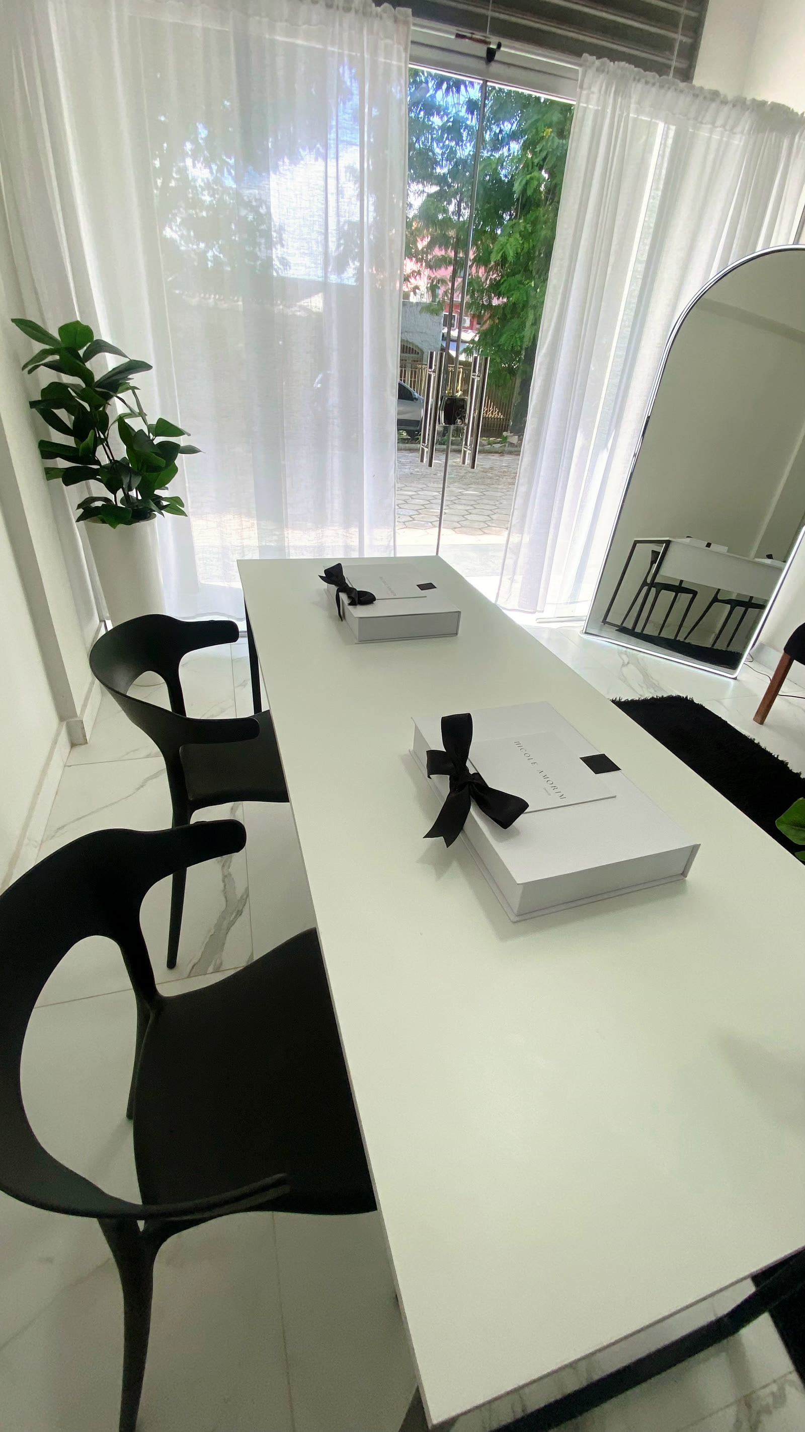 Sala do curso com os kits das alunas sobre a mesa
